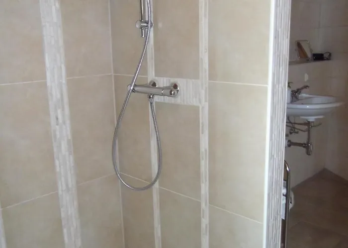 Und Weingut Hirschhof Casa de hóspedes 3*